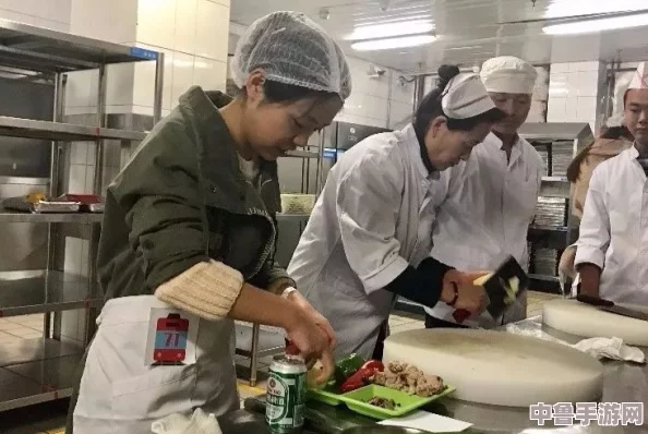 胡秀英在厨房撅屁股,厨艺大赛暗藏玄机,谁能猜出她的真实意图? 胡秀英在厨房撅屁股,厨艺大赛暗藏玄机,谁能猜出她的真实意图?