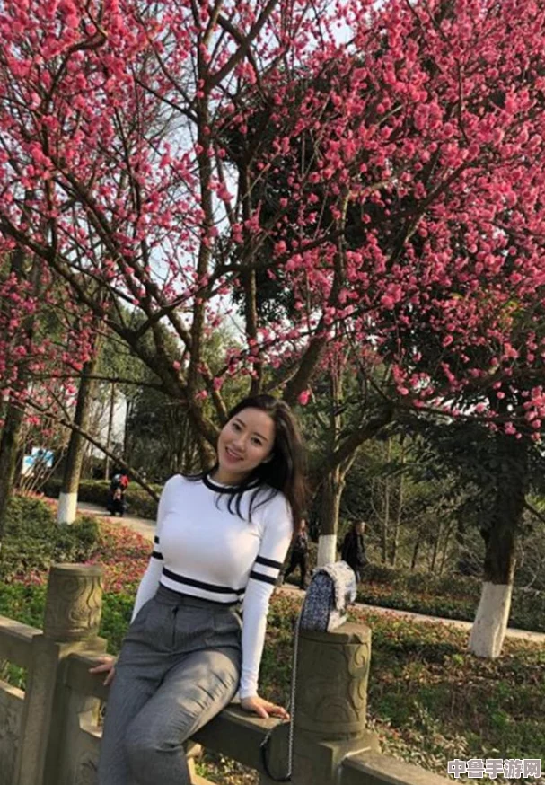少妇露出茂盛浓密的毛毛网友热议:这份自然之美让人惊叹,展现了真实与自信的魅力! 少妇露出茂盛浓密的毛毛网友热议:这份自然之美让人惊叹,展现了真实与自信的魅力!