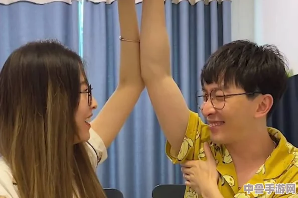 女生和男生在房间疯狂鲁坤，谁能笑到最后？游戏对决一触即发，友谊的小船说翻就翻