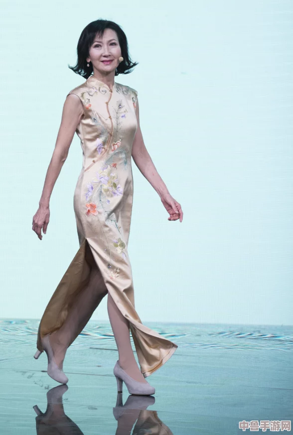 旗袍衣襟全开做运动好吗？解锁新姿势，体验不一样的＂旗袍健身＂，让你惊艳全场