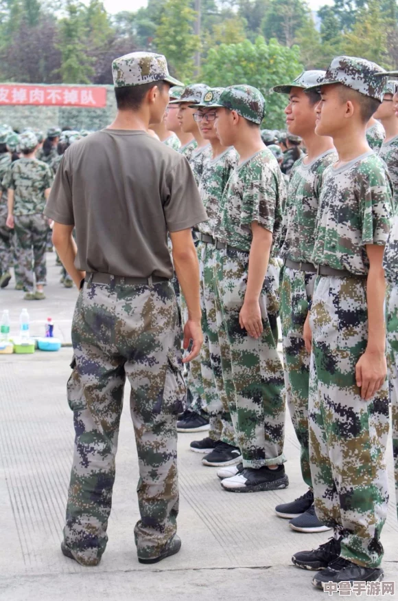 军训大白兔蹦出来了照原片,教官惊呼"这是什么神仙操作",新生笑翻天 军训大白兔蹦出来了照原片,教官惊呼"这是什么神仙操作",新生笑翻天