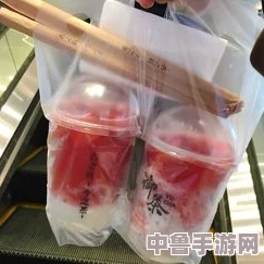 网友热评：草莓丝瓜芭乐鸭脖奶茶的装饰元素，视觉与味觉的完美结合让人陶醉无比
