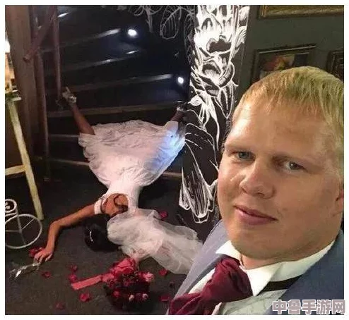 老太婆撒尿正面，独特视角揭示生活中的真实瞬间与无奈之美，让我们重新审视年龄与社会的关系