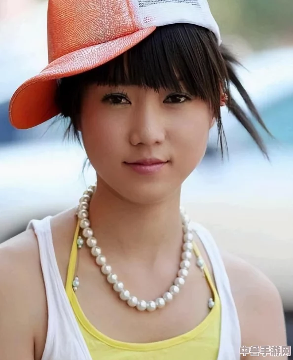 张莜雨大胆打开大腿，勾勒出女性力量与自信之美的完美瞬间