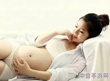 小哑巴挺着个孕肚坐在沙发,静静享受着温暖时光与内心的宁静与期待 小哑巴挺着个孕肚坐在沙发,静静享受着温暖时光与内心的宁静与期待